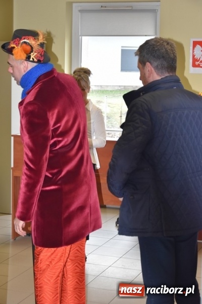 Zdjęcie w galerii na portalu naszraciborz.pl: Kobyla wygrała 1000 książek w konkursie Empiku  wiadomości z regionu