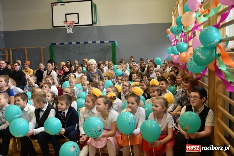 Zdjęcie w galerii na portalu naszraciborz.pl: Kobyla wygrała 1000 książek w konkursie Empiku  wiadomości z regionu