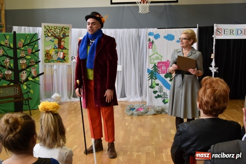 Zdjęcie w galerii na portalu naszraciborz.pl: Kobyla wygrała 1000 książek w konkursie Empiku  wiadomości z regionu