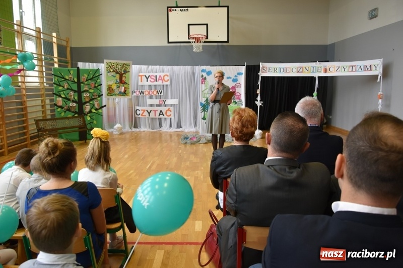 Zdjęcie w galerii na portalu naszraciborz.pl: Kobyla wygrała 1000 książek w konkursie Empiku  wiadomości z regionu