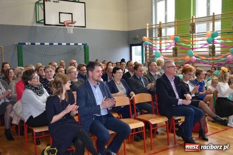 Zdjęcie w galerii na portalu naszraciborz.pl: Kobyla wygrała 1000 książek w konkursie Empiku  wiadomości z regionu