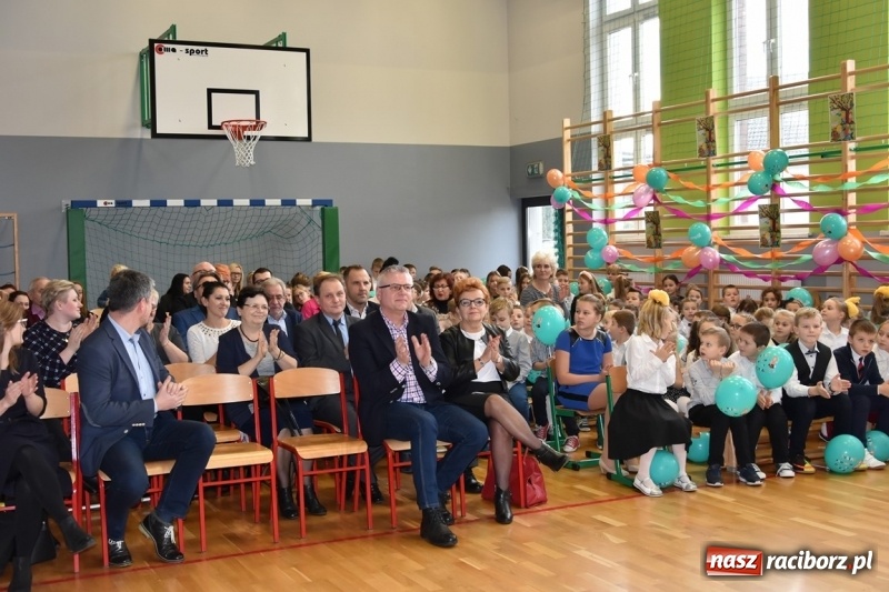 Zdjęcie w galerii na portalu naszraciborz.pl: Kobyla wygrała 1000 książek w konkursie Empiku  wiadomości z regionu