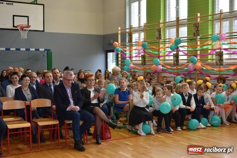 Zdjęcie w galerii na portalu naszraciborz.pl: Kobyla wygrała 1000 książek w konkursie Empiku  wiadomości z regionu