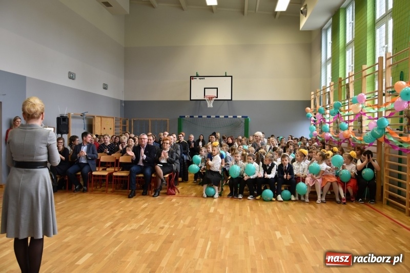 Zdjęcie w galerii na portalu naszraciborz.pl: Kobyla wygrała 1000 książek w konkursie Empiku  wiadomości z regionu