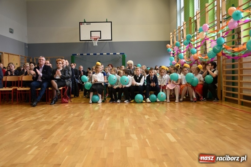 Zdjęcie w galerii na portalu naszraciborz.pl: Kobyla wygrała 1000 książek w konkursie Empiku  wiadomości z regionu