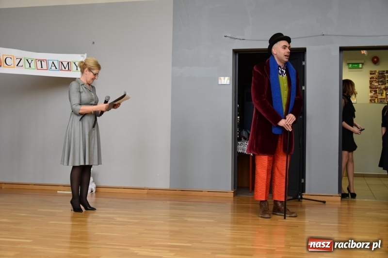 Zdjęcie w galerii na portalu naszraciborz.pl: Kobyla wygrała 1000 książek w konkursie Empiku  wiadomości z regionu