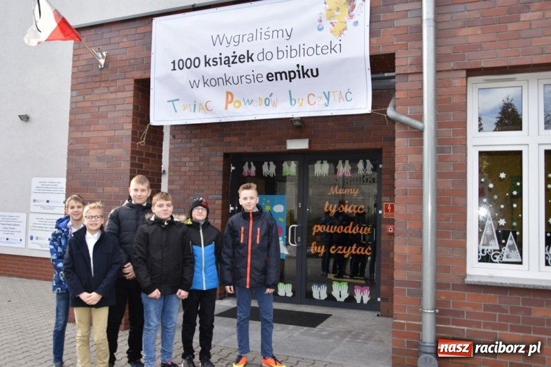 Zdjęcie w galerii na portalu naszraciborz.pl: Kobyla wygrała 1000 książek w konkursie Empiku  wiadomości z regionu