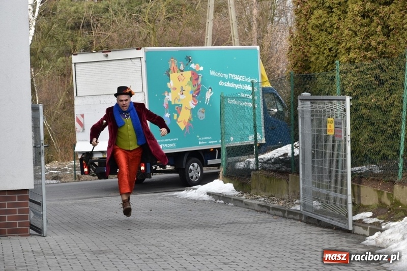 Zdjęcie w galerii na portalu naszraciborz.pl: Kobyla wygrała 1000 książek w konkursie Empiku  wiadomości z regionu