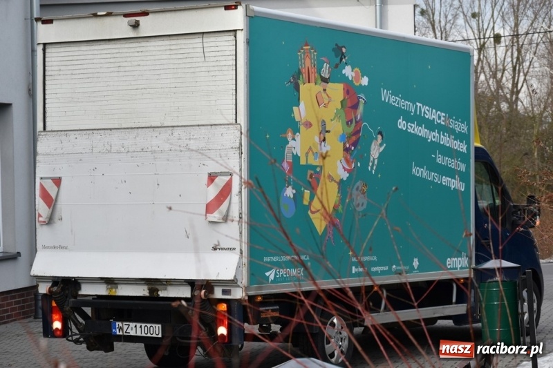 Zdjęcie w galerii na portalu naszraciborz.pl: Kobyla wygrała 1000 książek w konkursie Empiku  wiadomości z regionu