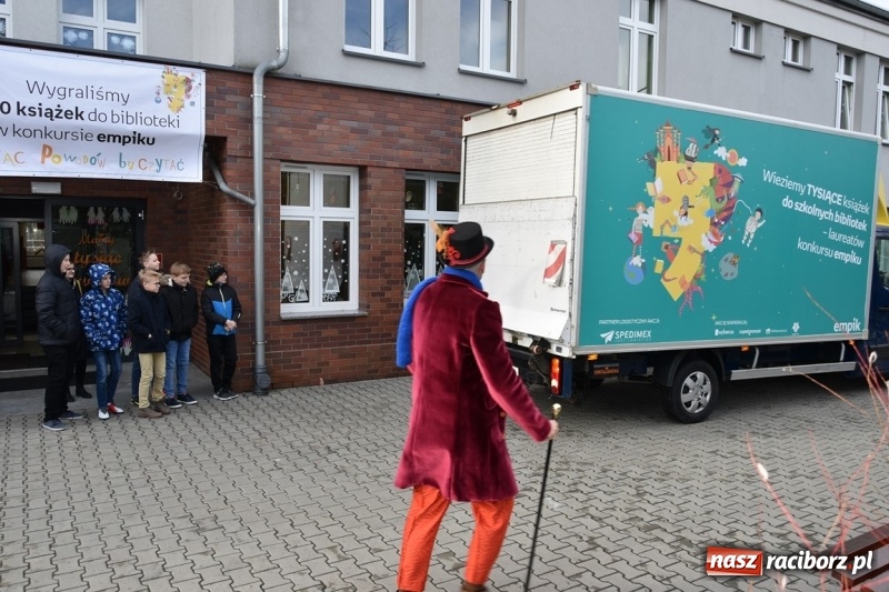 Zdjęcie w galerii na portalu naszraciborz.pl: Kobyla wygrała 1000 książek w konkursie Empiku  wiadomości z regionu