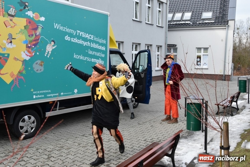 Zdjęcie w galerii na portalu naszraciborz.pl: Kobyla wygrała 1000 książek w konkursie Empiku  wiadomości z regionu