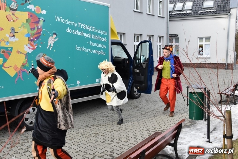 Zdjęcie w galerii na portalu naszraciborz.pl: Kobyla wygrała 1000 książek w konkursie Empiku  wiadomości z regionu