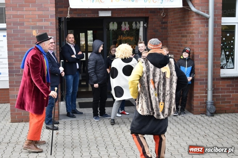 Zdjęcie w galerii na portalu naszraciborz.pl: Kobyla wygrała 1000 książek w konkursie Empiku  wiadomości z regionu