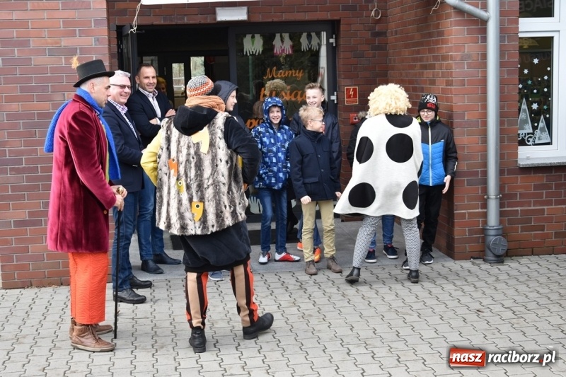 Zdjęcie w galerii na portalu naszraciborz.pl: Kobyla wygrała 1000 książek w konkursie Empiku  wiadomości z regionu