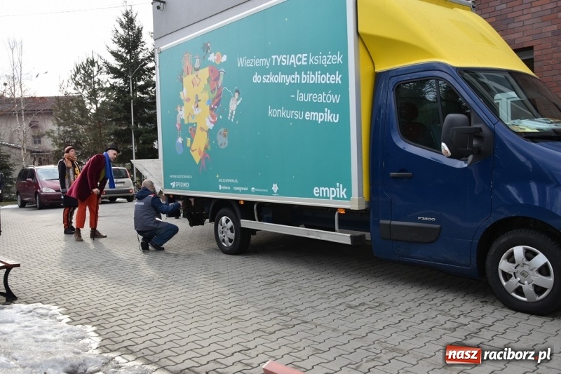 Zdjęcie w galerii na portalu naszraciborz.pl: Kobyla wygrała 1000 książek w konkursie Empiku  wiadomości z regionu