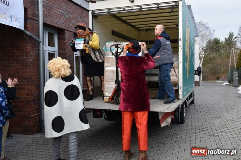 Zdjęcie w galerii na portalu naszraciborz.pl: Kobyla wygrała 1000 książek w konkursie Empiku  wiadomości z regionu