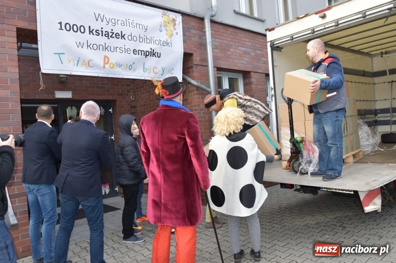 Zdjęcie w galerii na portalu naszraciborz.pl: Kobyla wygrała 1000 książek w konkursie Empiku  wiadomości z regionu