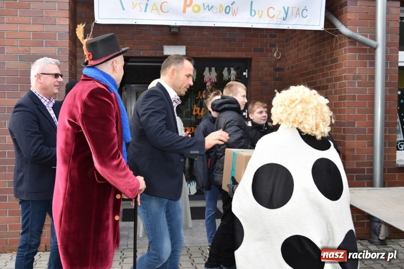 Zdjęcie w galerii na portalu naszraciborz.pl: Kobyla wygrała 1000 książek w konkursie Empiku  wiadomości z regionu