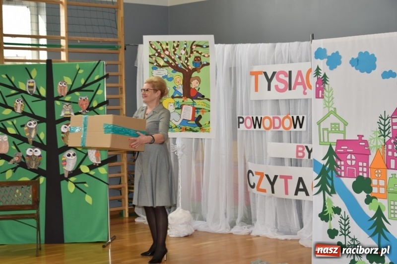 Zdjęcie w galerii na portalu naszraciborz.pl: Kobyla wygrała 1000 książek w konkursie Empiku  wiadomości z regionu