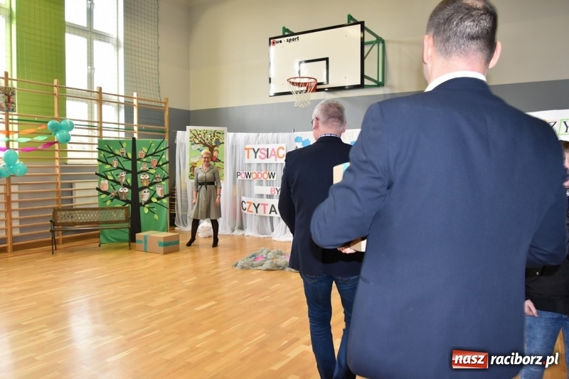 Zdjęcie w galerii na portalu naszraciborz.pl: Kobyla wygrała 1000 książek w konkursie Empiku  wiadomości z regionu