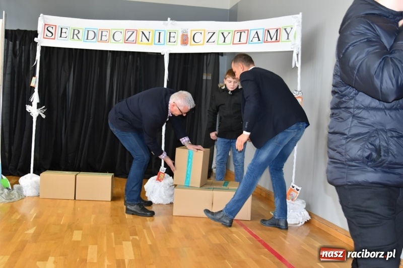 Zdjęcie w galerii na portalu naszraciborz.pl: Kobyla wygrała 1000 książek w konkursie Empiku  wiadomości z regionu