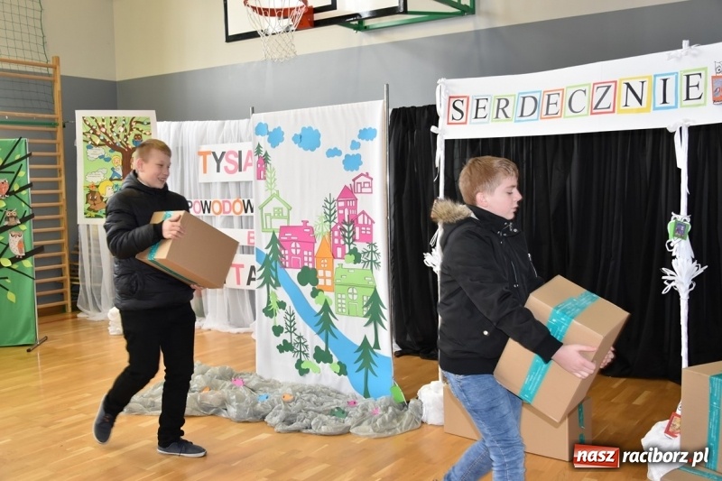 Zdjęcie w galerii na portalu naszraciborz.pl: Kobyla wygrała 1000 książek w konkursie Empiku  wiadomości z regionu