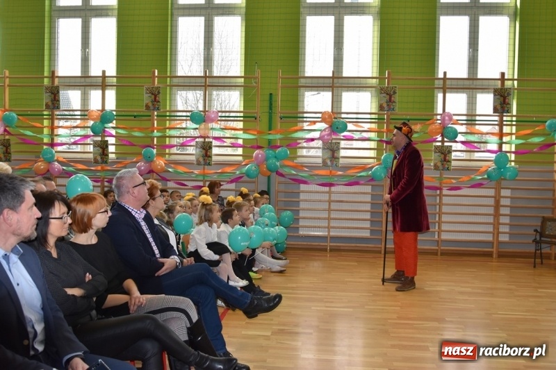 Zdjęcie w galerii na portalu naszraciborz.pl: Kobyla wygrała 1000 książek w konkursie Empiku  wiadomości z regionu