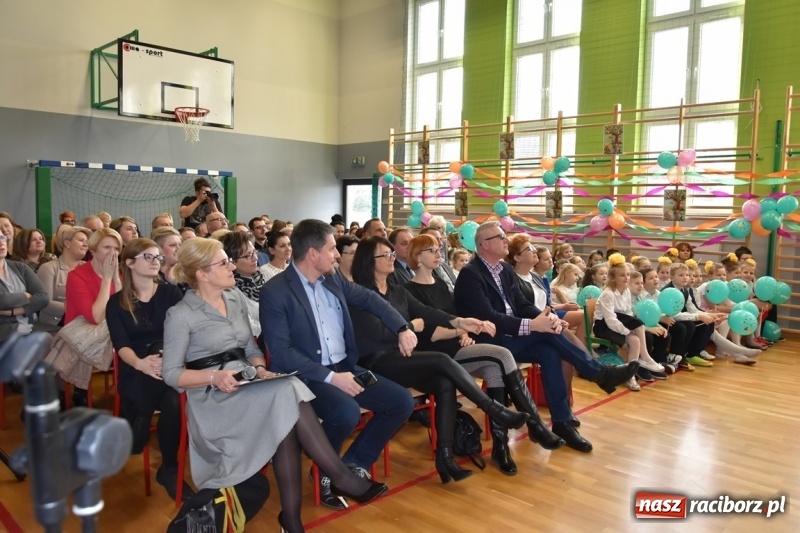 Zdjęcie w galerii na portalu naszraciborz.pl: Kobyla wygrała 1000 książek w konkursie Empiku  wiadomości z regionu