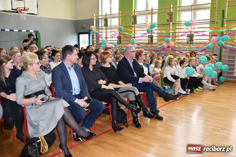 Zdjęcie w galerii na portalu naszraciborz.pl: Kobyla wygrała 1000 książek w konkursie Empiku  wiadomości z regionu