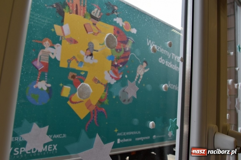 Zdjęcie w galerii na portalu naszraciborz.pl: Kobyla wygrała 1000 książek w konkursie Empiku  wiadomości z regionu