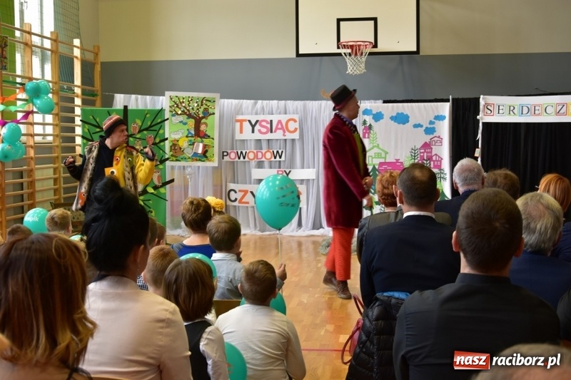 Zdjęcie w galerii na portalu naszraciborz.pl: Kobyla wygrała 1000 książek w konkursie Empiku  wiadomości z regionu