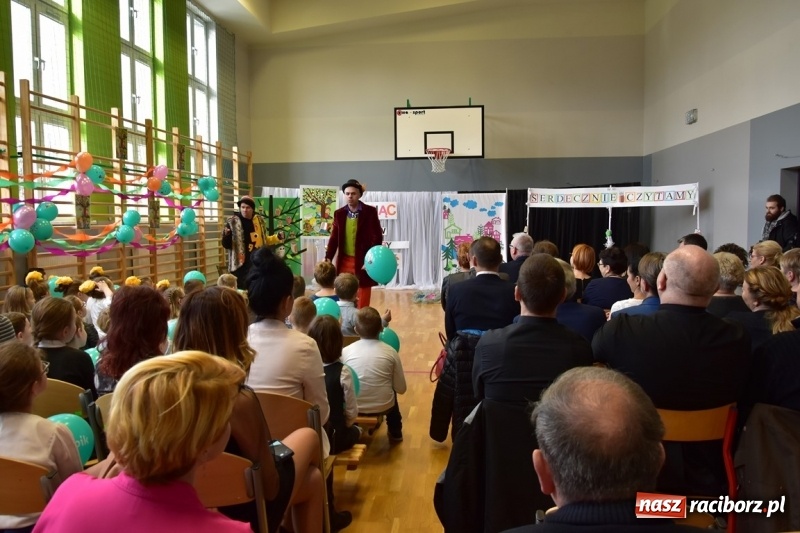 Zdjęcie w galerii na portalu naszraciborz.pl: Kobyla wygrała 1000 książek w konkursie Empiku  wiadomości z regionu