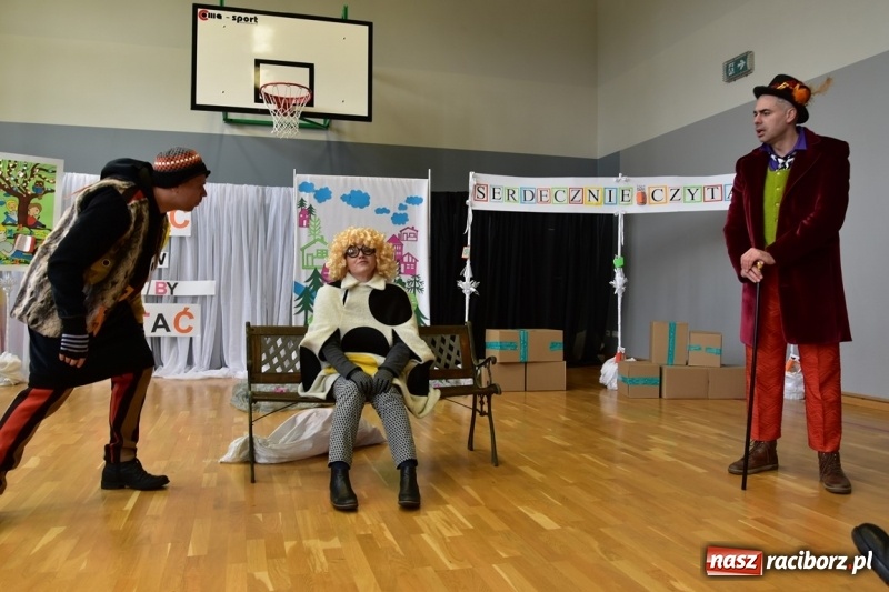 Zdjęcie w galerii na portalu naszraciborz.pl: Kobyla wygrała 1000 książek w konkursie Empiku  wiadomości z regionu