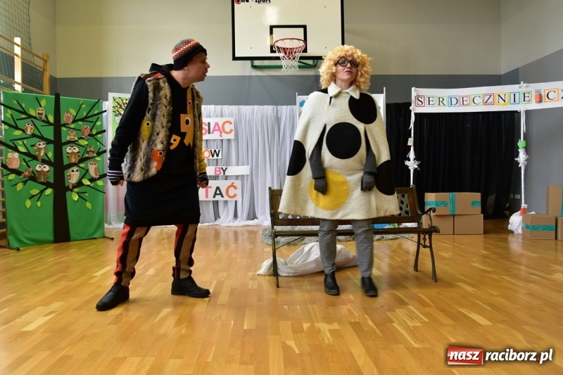 Zdjęcie w galerii na portalu naszraciborz.pl: Kobyla wygrała 1000 książek w konkursie Empiku  wiadomości z regionu