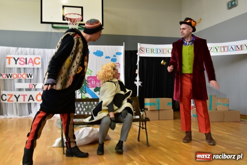 Zdjęcie w galerii na portalu naszraciborz.pl: Kobyla wygrała 1000 książek w konkursie Empiku  wiadomości z regionu