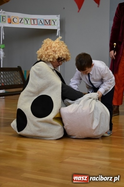 Zdjęcie w galerii na portalu naszraciborz.pl: Kobyla wygrała 1000 książek w konkursie Empiku  wiadomości z regionu