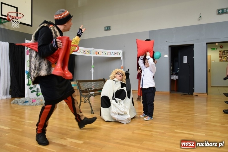 Zdjęcie w galerii na portalu naszraciborz.pl: Kobyla wygrała 1000 książek w konkursie Empiku  wiadomości z regionu