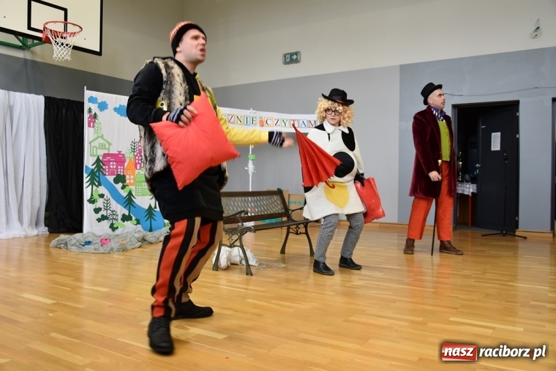 Zdjęcie w galerii na portalu naszraciborz.pl: Kobyla wygrała 1000 książek w konkursie Empiku  wiadomości z regionu