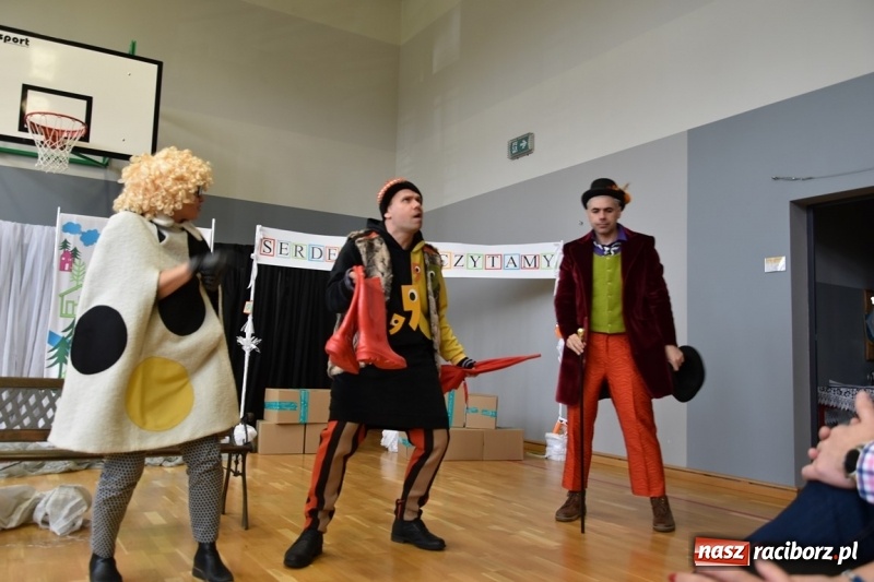 Zdjęcie w galerii na portalu naszraciborz.pl: Kobyla wygrała 1000 książek w konkursie Empiku  wiadomości z regionu