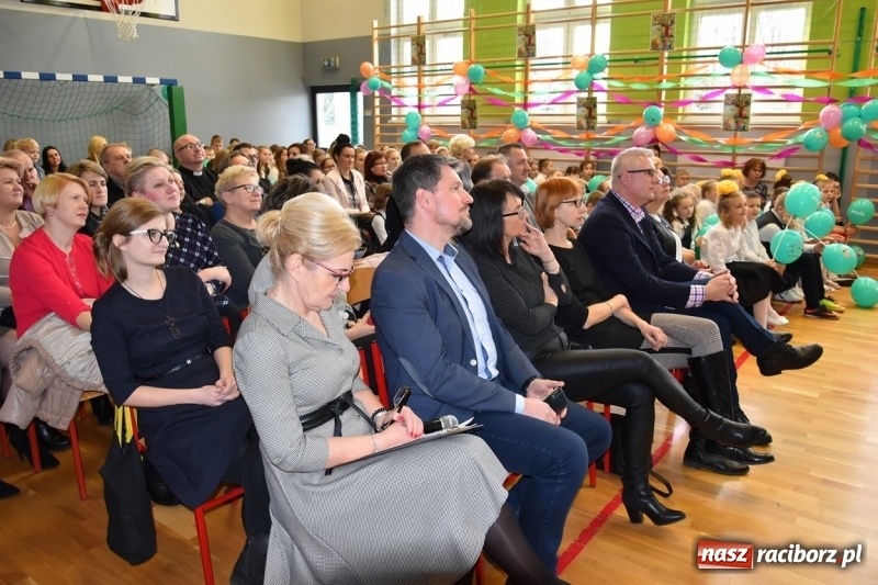 Zdjęcie w galerii na portalu naszraciborz.pl: Kobyla wygrała 1000 książek w konkursie Empiku  wiadomości z regionu