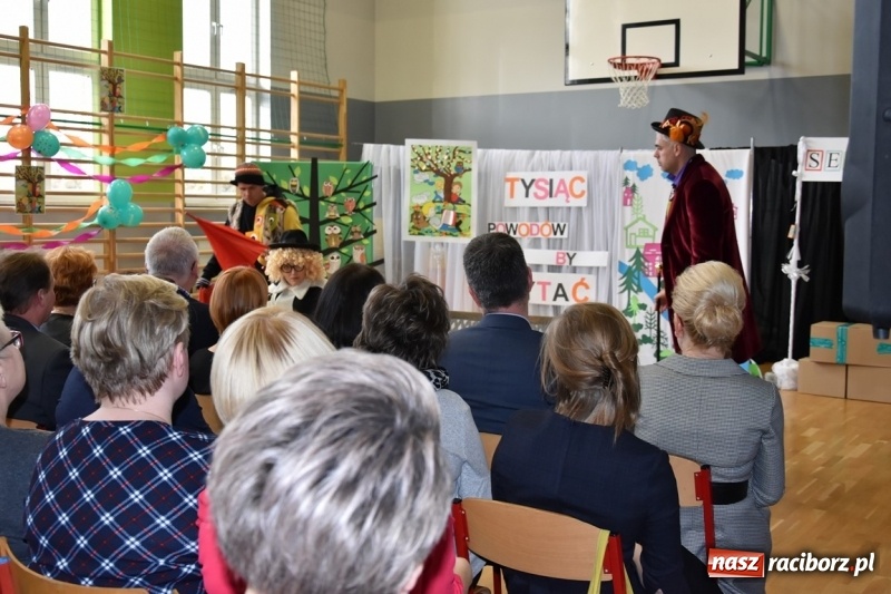 Zdjęcie w galerii na portalu naszraciborz.pl: Kobyla wygrała 1000 książek w konkursie Empiku  wiadomości z regionu