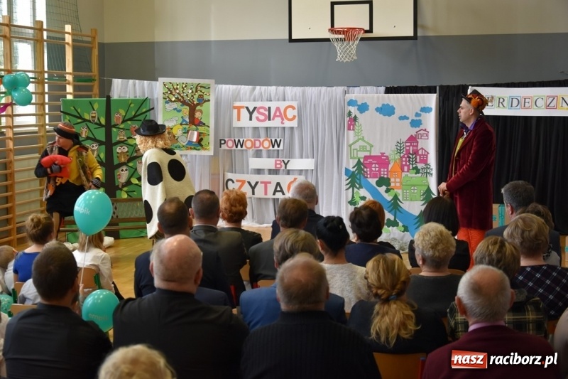 Zdjęcie w galerii na portalu naszraciborz.pl: Kobyla wygrała 1000 książek w konkursie Empiku  wiadomości z regionu