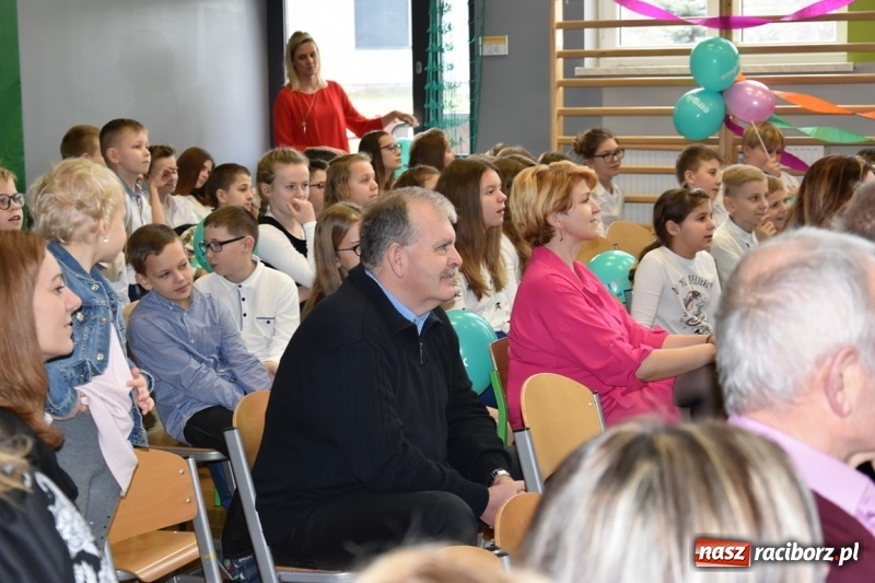 Zdjęcie w galerii na portalu naszraciborz.pl: Kobyla wygrała 1000 książek w konkursie Empiku  wiadomości z regionu