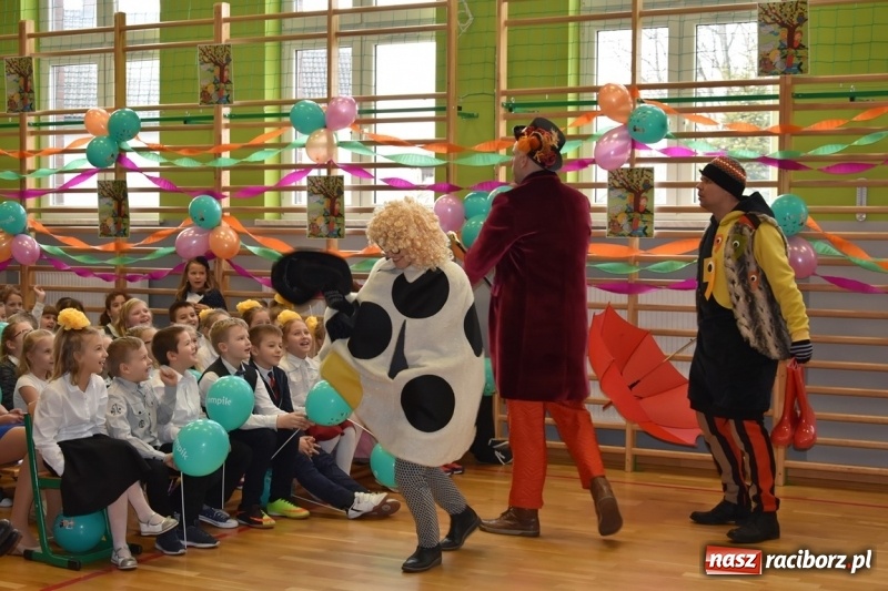 Zdjęcie w galerii na portalu naszraciborz.pl: Kobyla wygrała 1000 książek w konkursie Empiku  wiadomości z regionu