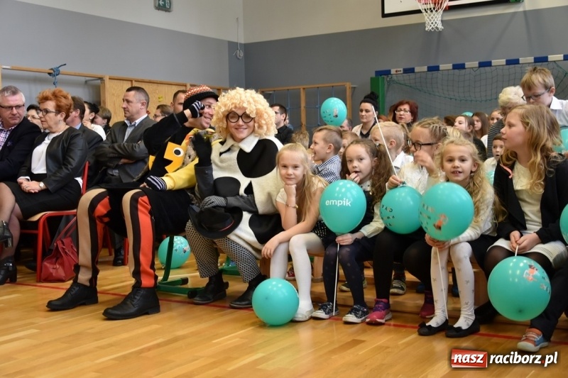 Zdjęcie w galerii na portalu naszraciborz.pl: Kobyla wygrała 1000 książek w konkursie Empiku  wiadomości z regionu