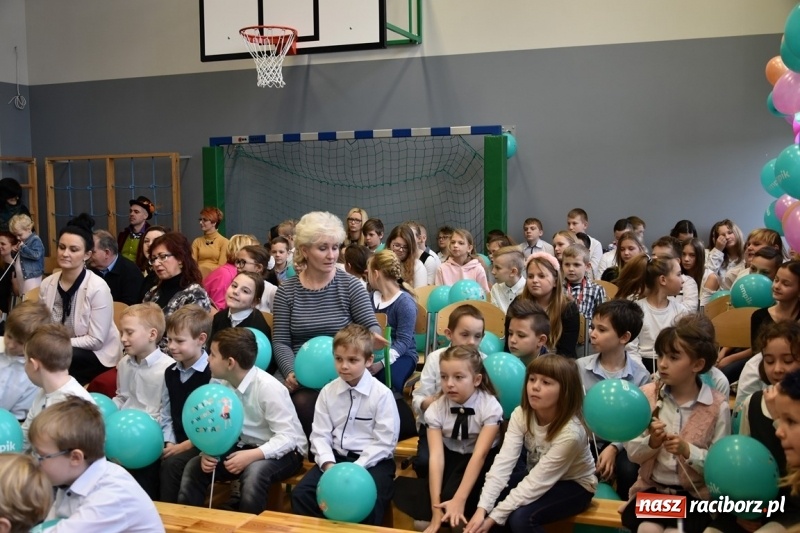 Zdjęcie w galerii na portalu naszraciborz.pl: Kobyla wygrała 1000 książek w konkursie Empiku  wiadomości z regionu