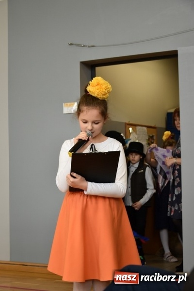 Zdjęcie w galerii na portalu naszraciborz.pl: Kobyla wygrała 1000 książek w konkursie Empiku  wiadomości z regionu