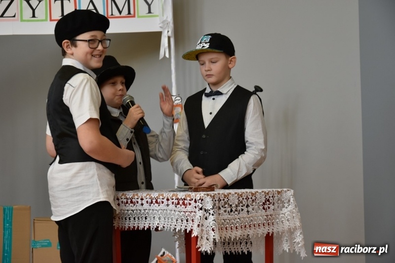 Zdjęcie w galerii na portalu naszraciborz.pl: Kobyla wygrała 1000 książek w konkursie Empiku  wiadomości z regionu