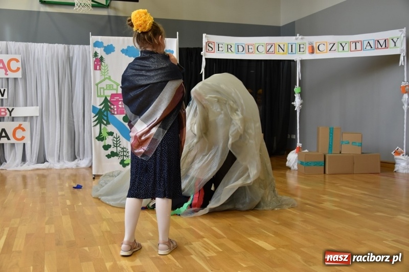 Zdjęcie w galerii na portalu naszraciborz.pl: Kobyla wygrała 1000 książek w konkursie Empiku  wiadomości z regionu