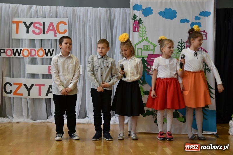 Zdjęcie w galerii na portalu naszraciborz.pl: Kobyla wygrała 1000 książek w konkursie Empiku  wiadomości z regionu